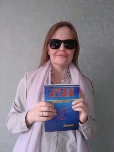 Д. Дорошко держит в руках экземпляр "Литеры"